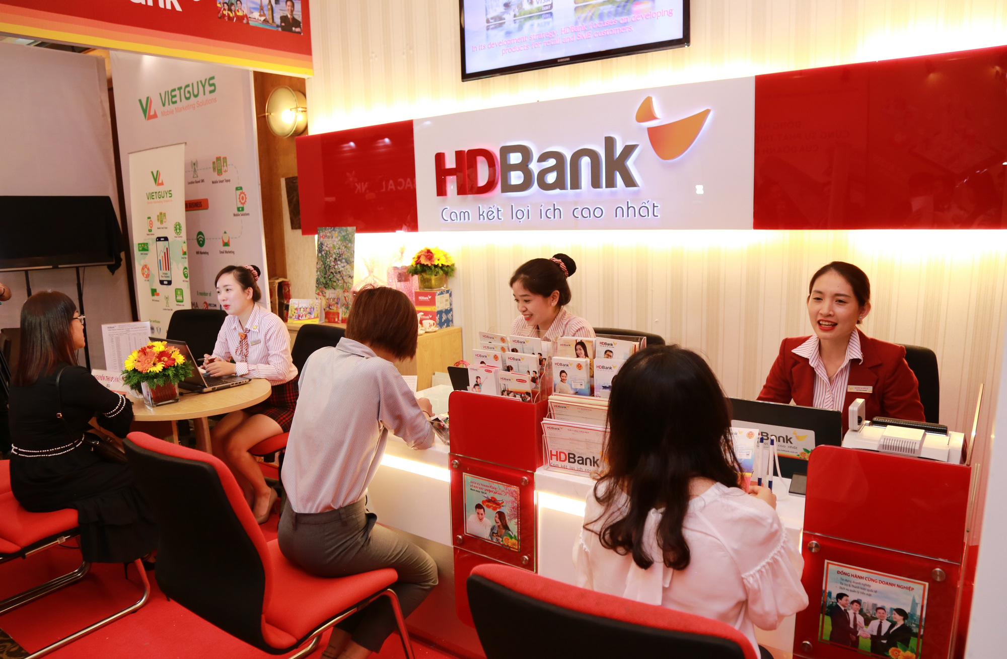 HDBank triển khai nhiều ưu đãi phí dành cho doanh nghiệp khi giao dịch